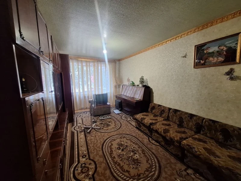 Продаётся 3-комнатная квартира в городе Стаханов, ул. Стаханова, д. 8.