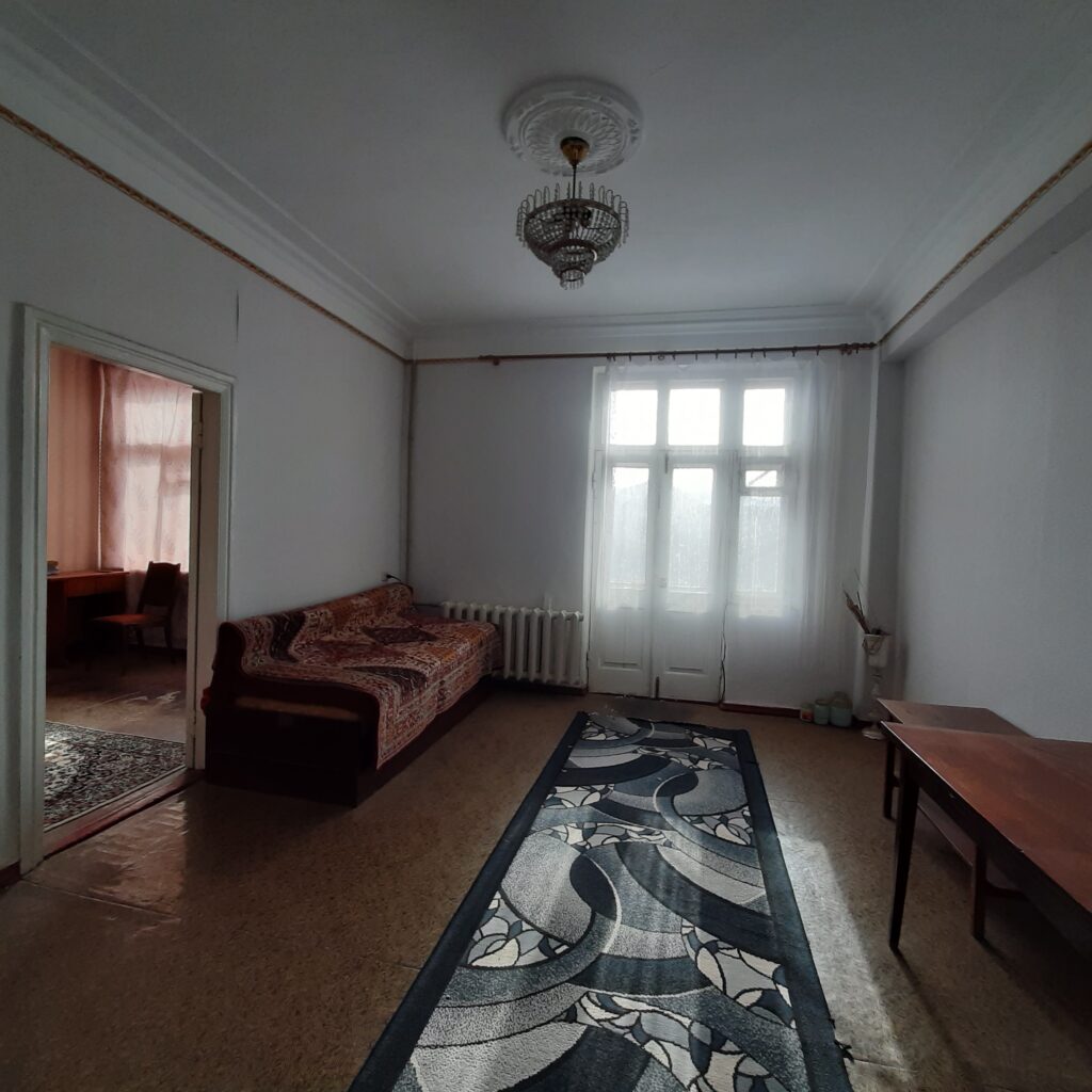 №669 Продаётся 4 комн. кв-ра, “Сталинка”. пр-т Ленина, р-н Паспортного стола.