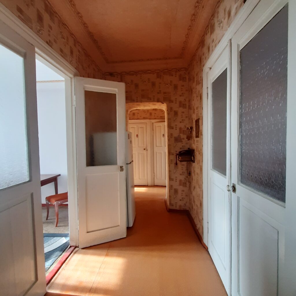Фото №669 Продаётся 4 комн. кв-ра, “Сталинка”. пр-т Ленина, р-н Паспортного стола.