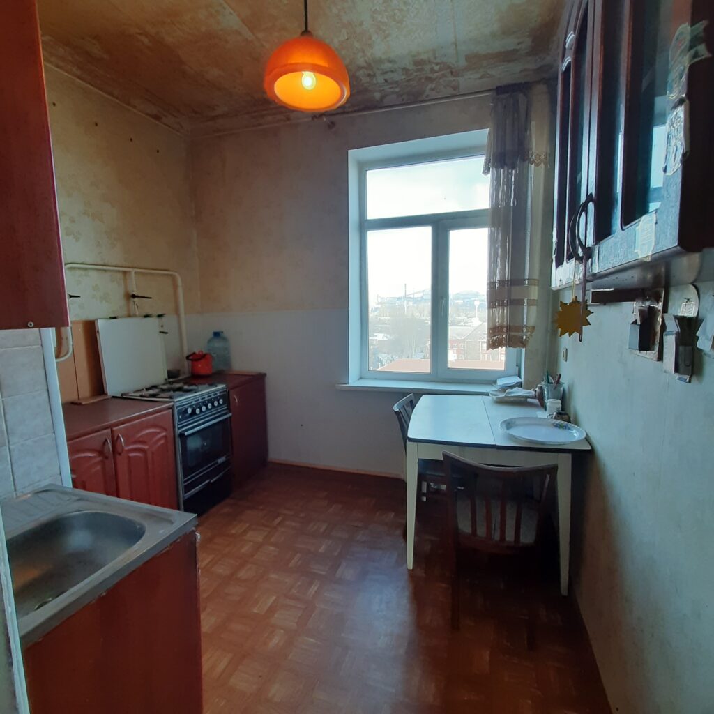 Фото №669 Продаётся 4 комн. кв-ра, “Сталинка”. пр-т Ленина, р-н Паспортного стола.