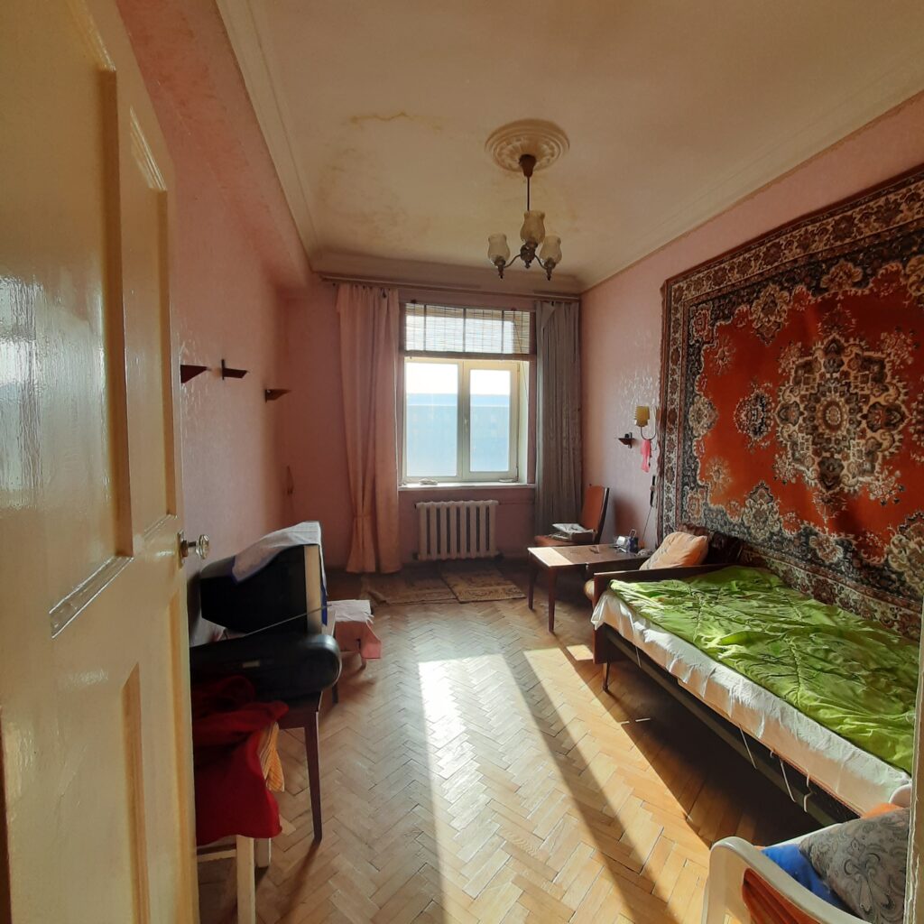 Фото №669 Продаётся 4 комн. кв-ра, “Сталинка”. пр-т Ленина, р-н Паспортного стола.