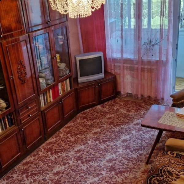 Продам 2-х комнатную квартиру на кв. Ватутина