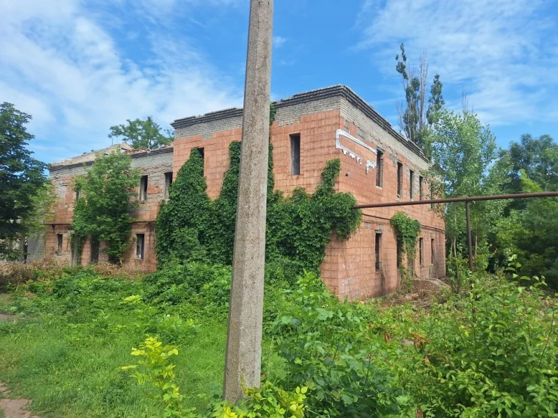 Продается помещение в городе Брянка (центр города), здание бывшей городской бани.