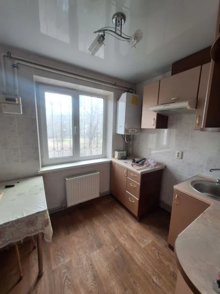 Продаётся 2‑комнатная квартира в городе Стаханов, ул. Карбышева, д. 4.