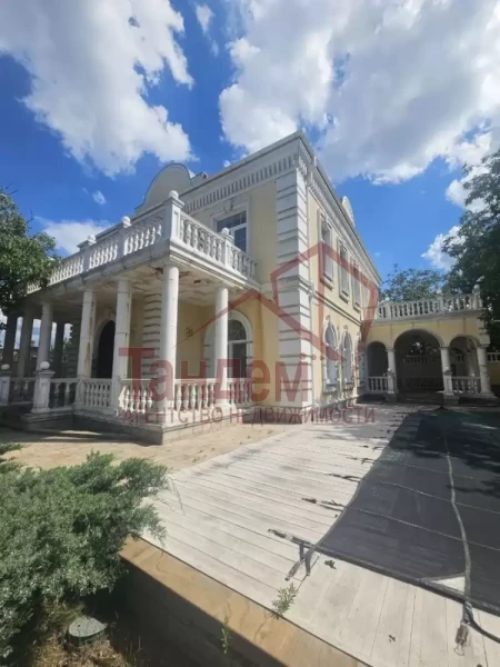 Дом 365 м² (без учёта террас) с подвалом и двумя полноценными этажами. Район Цирка г. Луганск - Объект №503