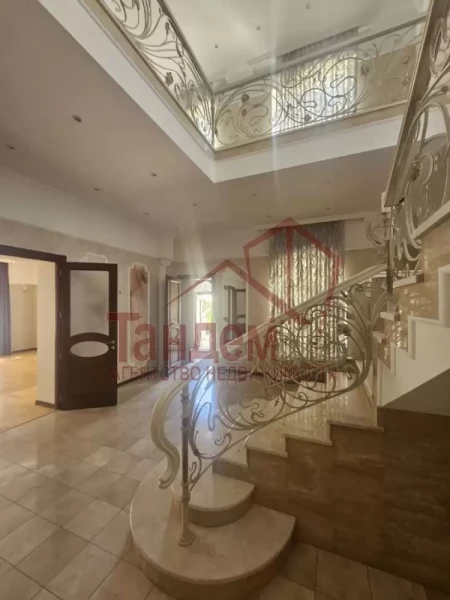 Фото Дом 365 м² (без учёта террас) с подвалом и двумя полноценными этажами. Район Цирка г. Луганск - Объект №503