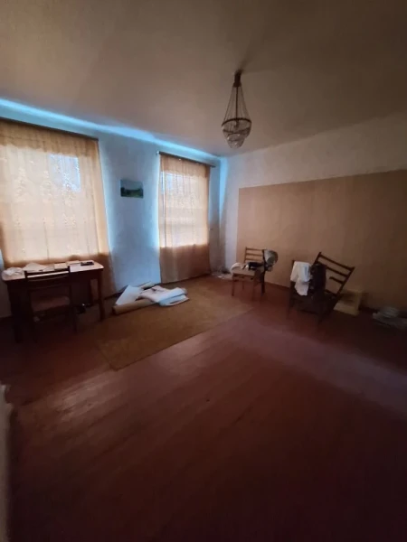 Продаётся 4-комнатный дом в городе Стаханов (центр города), ул. Тельмана.