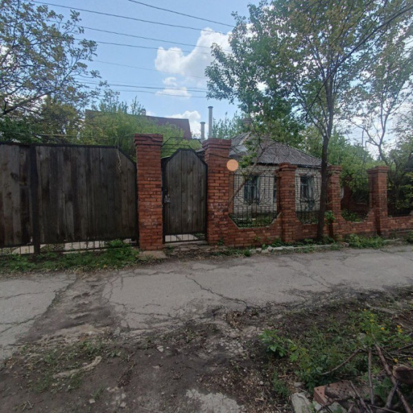 Продам угловой дом на ул. Луганской правды