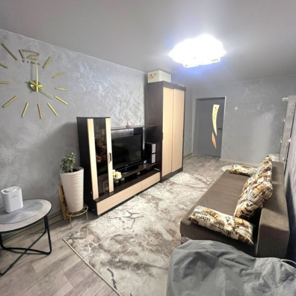 Продам 3-к квартиру на кв.50 лет Обороны Луганска (мед. городок),г. Луганск.