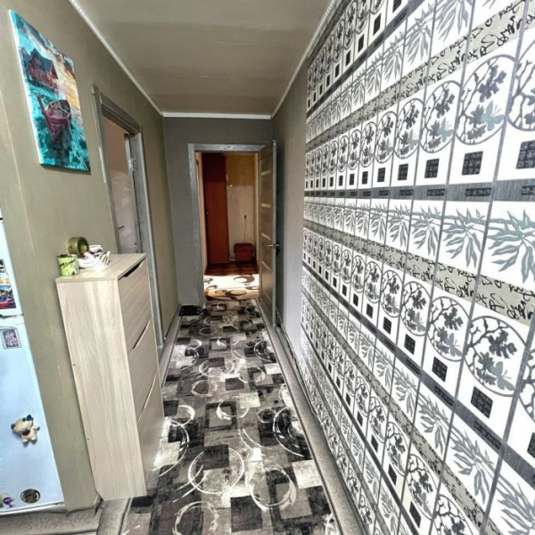 Фото Продам 3-к квартиру на кв.50 лет Обороны Луганска (мед. городок),г. Луганск.