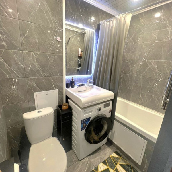 Фото Продам 3-к квартиру на кв.50 лет Обороны Луганска (мед. городок),г. Луганск.