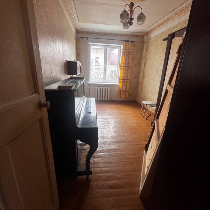 Фото Цена снижена до 4 млн. руб. ! Продам 4-к. квартиру, в г. Счастье ул. Мира (р- н Горсовета)