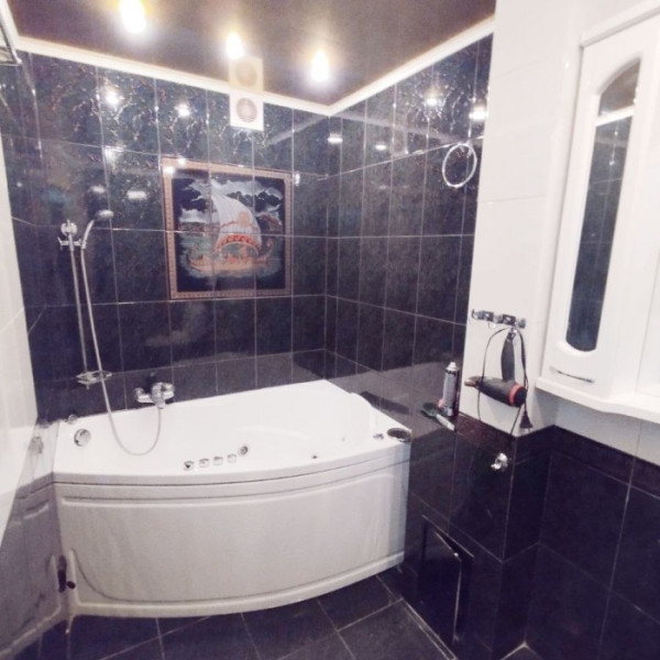 Фото Продам 2-х комнатную квартиру на кв. Комарова