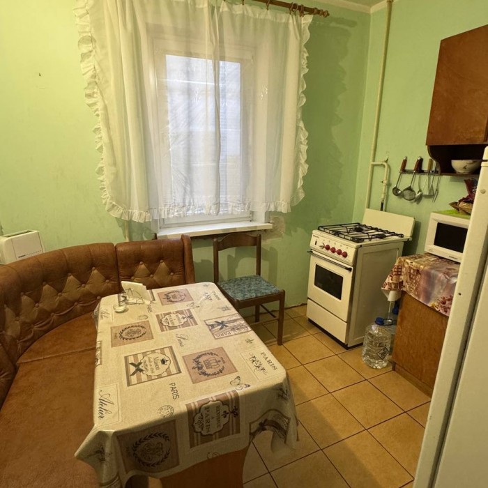 Продам 2 х комнатную квартиру (Мед. городок)квартал 50 лет обороны Луганска 6/9 этаж напротив мед. универа