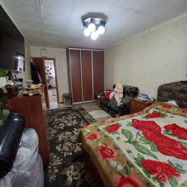 Фото Продам 2х комнатную квартиру на кв. Комарова (рядом с кинотеатром Мир)