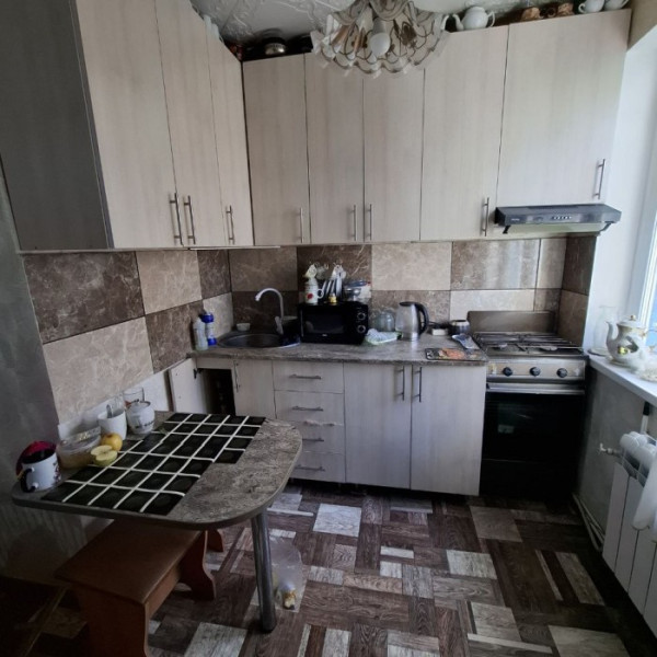 Фото Продам 2х комнатную квартиру на кв. Комарова (рядом с кинотеатром Мир)