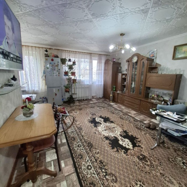 Фото Продам 2х комнатную квартиру на кв. Комарова (рядом с кинотеатром Мир)