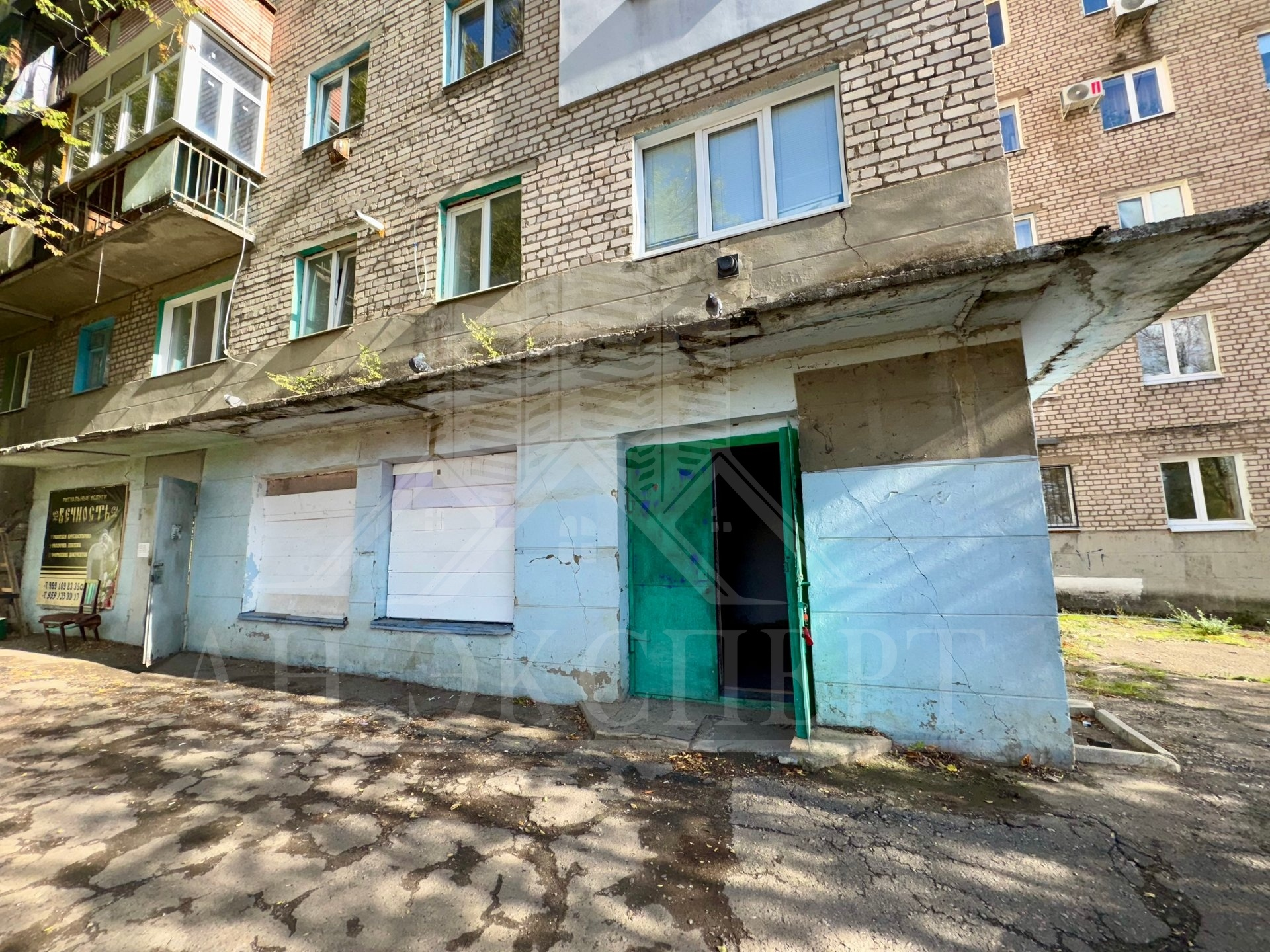СДАМ В АРЕНДУ КОММЕРЧЕСКОЕ ПОМЕЩЕНИЕ (Кировск, ул. Юных Ленинцев, д. 1/3)