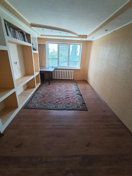 Продаётся 2-комнатная квартира в городе Брянка, микрорайон 4, дом. 30.