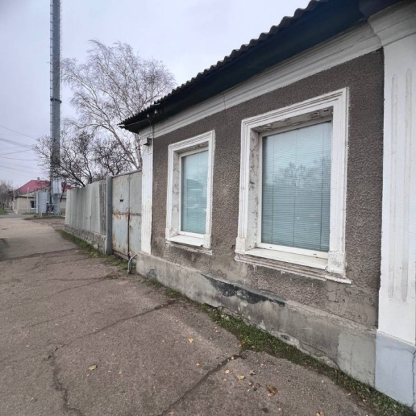 Продам часть дома с общей крышей и отдельным входом и заездом по улице Артема, остановка( Братьев Маховых)