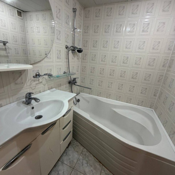 Фото Продам в ЦЕНТРЕ 3-х комнатную квартиру ул. Матросова район пед. института.