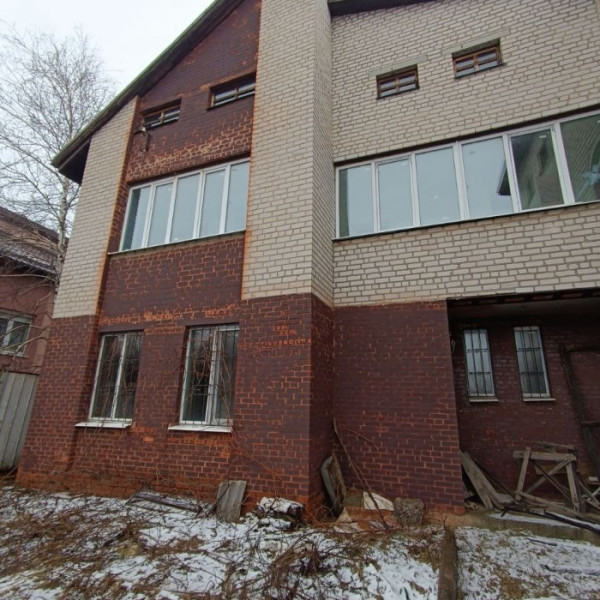 Продаётся большой двухэтажный дом г.Луганск, ул.Лозовая