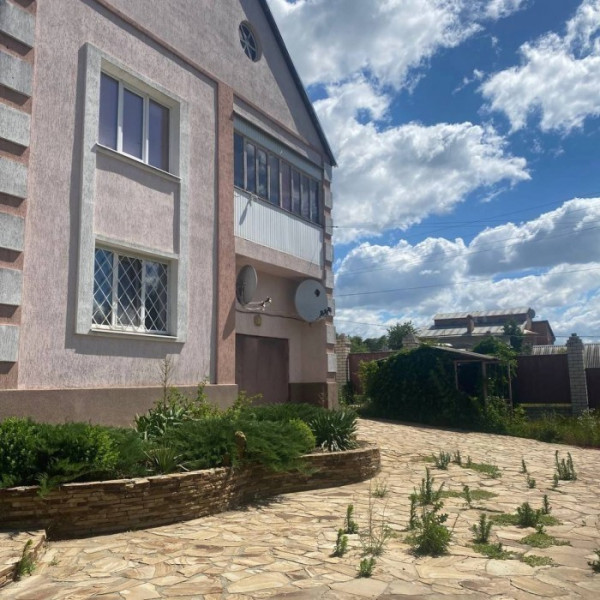 Продам дом 2-х этажный 300 м2 ул. Комиссара Санюка