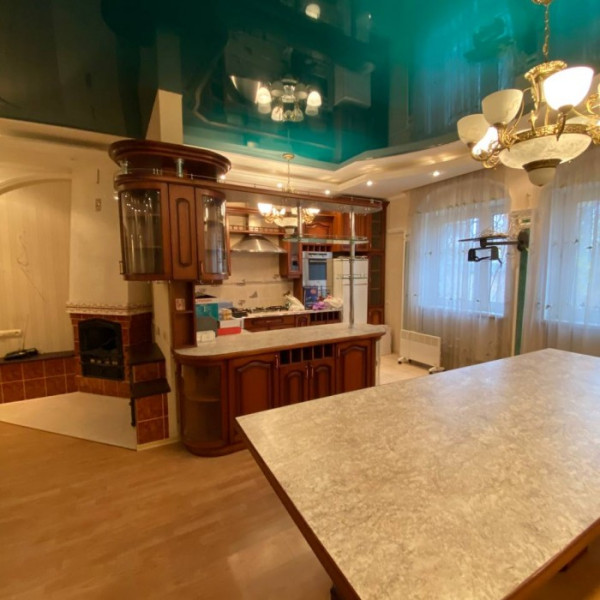 Фото Продам 3-х этажный дом. В центре города (в районе аквапарка Пингвин)