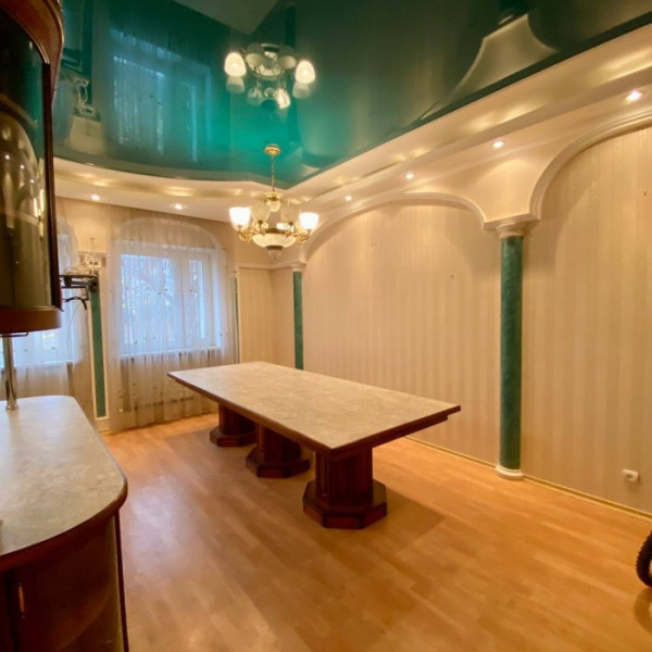 Продам 3-х этажный дом. В центре города (в районе аквапарка Пингвин)