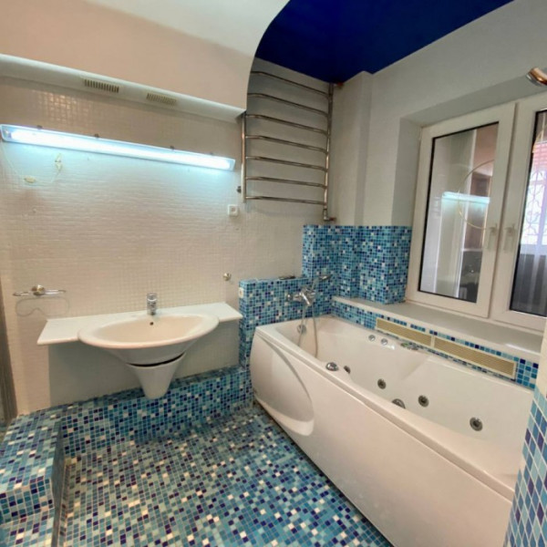 Фото Продам 3-х этажный дом. В центре города (в районе аквапарка Пингвин)