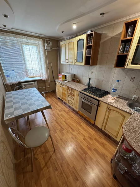 Краснодон, 3х-комнатная квартира, ул. Красных Шахтеров (за музеем), д. 1