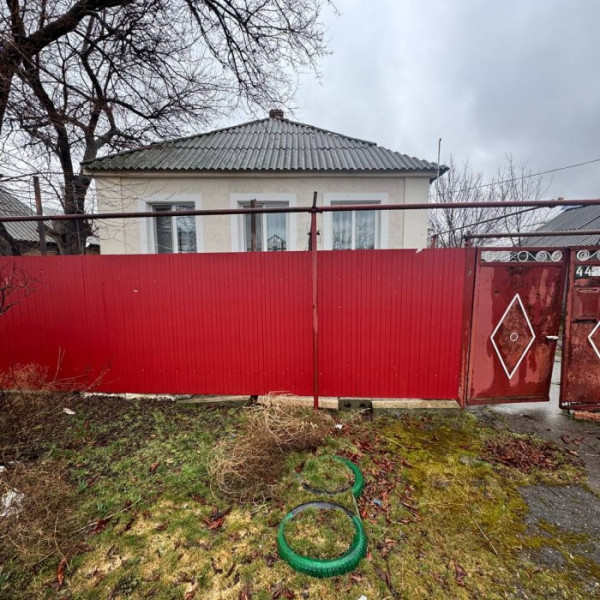 Продам дом в Станице Луганской с. Макарово (р-н рынка)