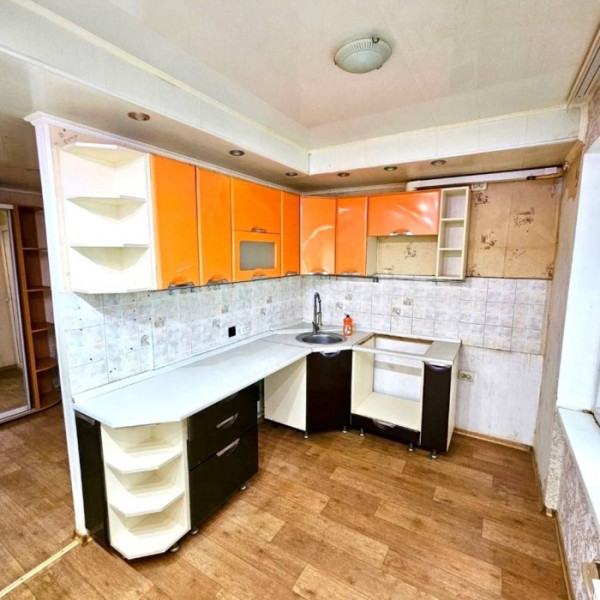 Продам 2-х комнатную квартиру г. Луганск, кв. Комарова, (р-н кинотеатра «Мир»)