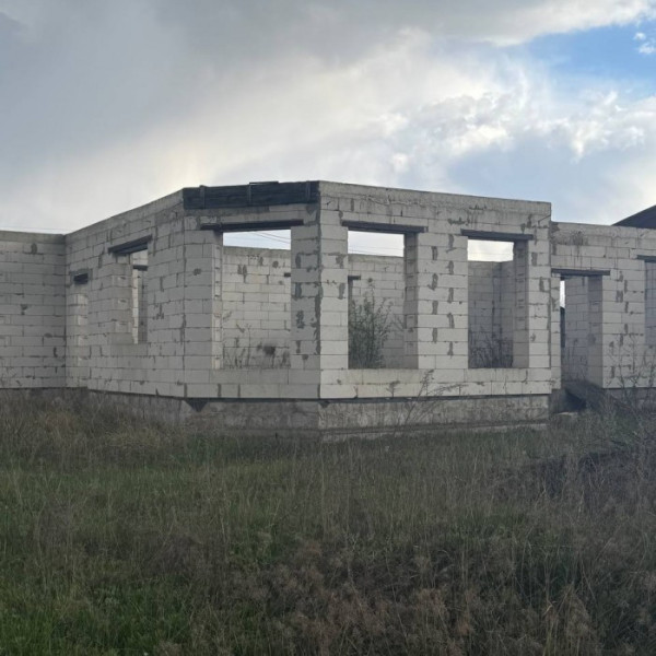 Продам участок приват с коробкой на Вольном