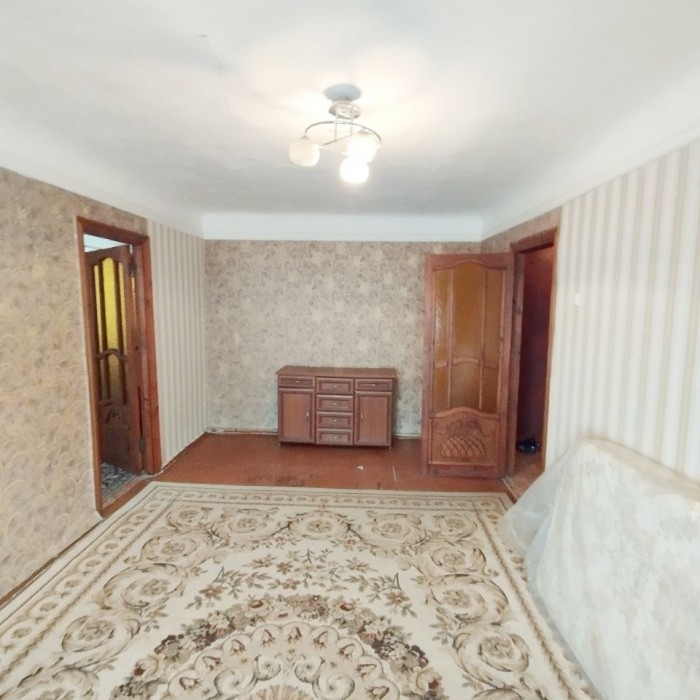 Продам 2- х комнатную квартиру на ул. Советская ( центр, памятник Труженику Луганщины).