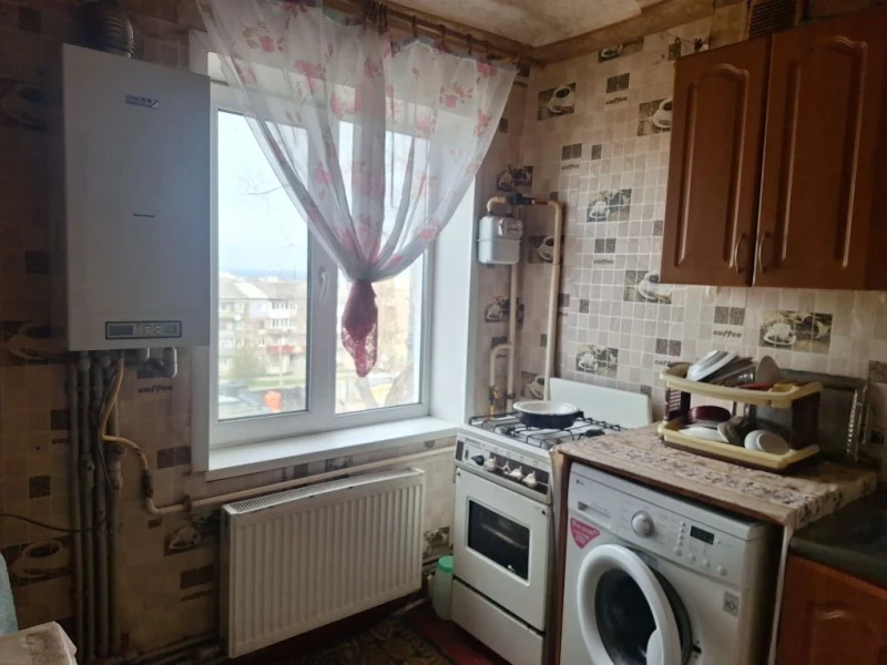Продаётся 3-комнатная квартира в городе Стаханов, ул. Кирова, д. 46.