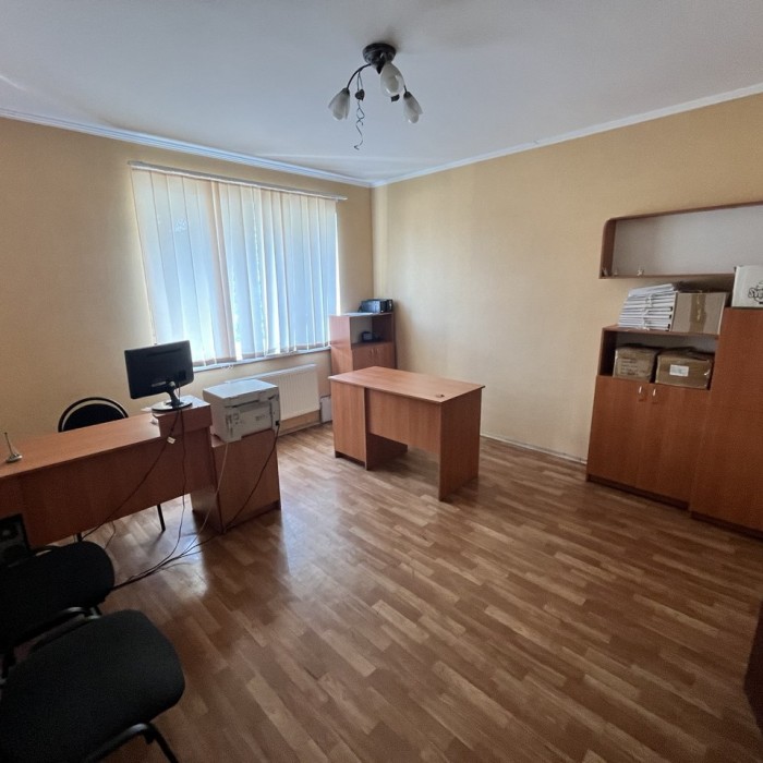 Фото Продам офисно- складское помещение в центре г. Луганск, ул. Октябрьская (р- н Вечного огня), возле дороги