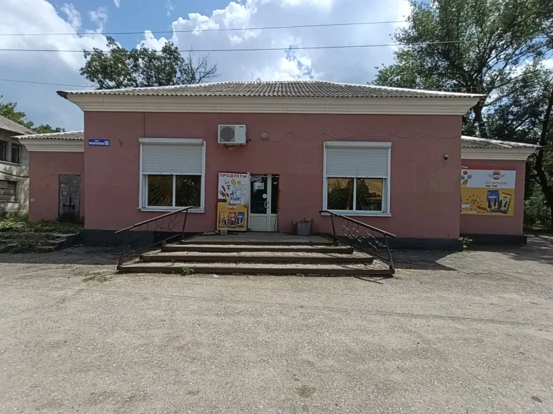 Фото Продаётся коммерческое помещение (магазин). Местоположение: г. Брянка, п. Краснополье, ул. Молодогвардейская.
