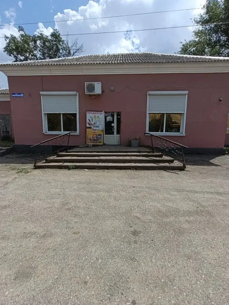 Фото Продаётся коммерческое помещение (магазин). Местоположение: г. Брянка, п. Краснополье, ул. Молодогвардейская.