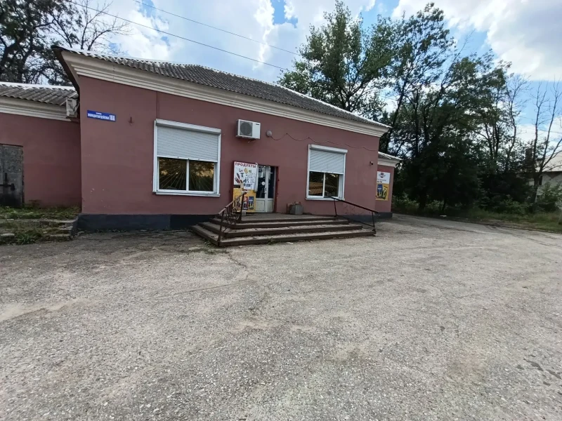 Фото Продаётся коммерческое помещение (магазин). Местоположение: г. Брянка, п. Краснополье, ул. Молодогвардейская.