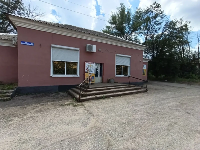 Фото Продаётся коммерческое помещение (магазин). Местоположение: г. Брянка, п. Краснополье, ул. Молодогвардейская.