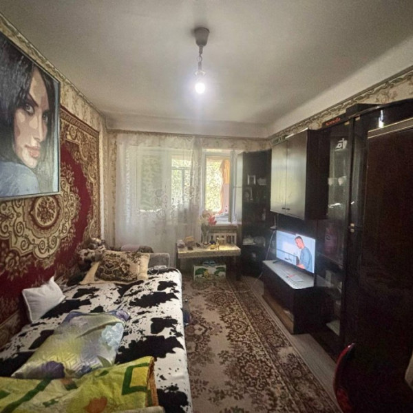 Продам 2 комнаты в коммунальной квартире на кв. Ватутина, 5/5 эт