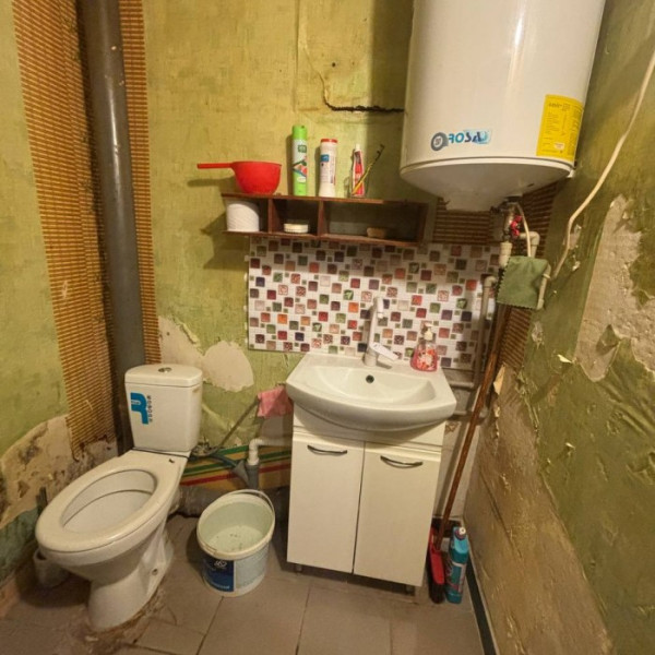 Фото Продам 2 комнаты в коммунальной квартире на кв. Ватутина, 5/5 эт