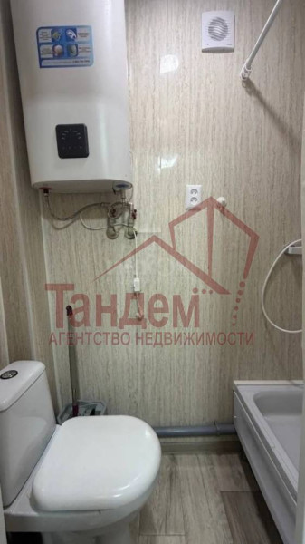 Фото Продаётся полугостинка. г. Луганск, Жовтневый район, кв. Жукова.  ✅Не угловая, общей площадью 18,3 м - Объект №385