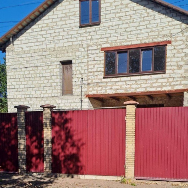 Продам 2-х этажный дом в центре луганска, (район 5-й школы)