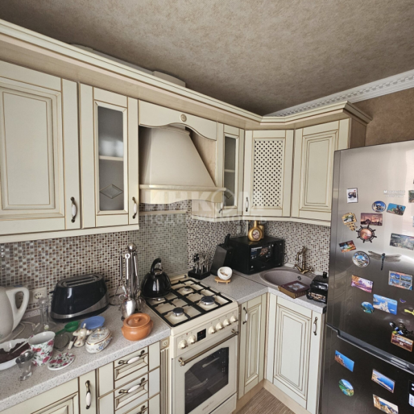 Продам 2к в самом центре площадь героев ВОВ