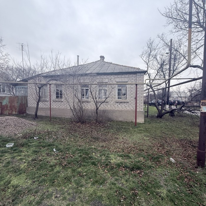 Продам дом в центре Станицы Луганской, площадь 99 кв. м.