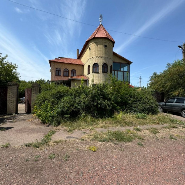 Продам дом 3-х этажный в г. Петровское ( пригород Красного Луча)