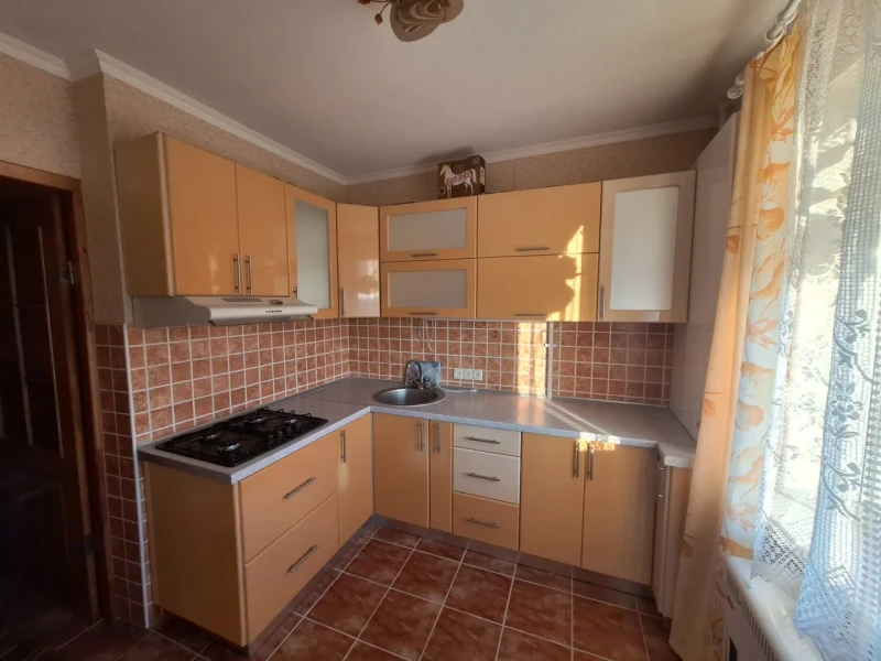Продаётся 2-комнатная квартира в городе Стаханов, ул. Н. Курченко, д. 15.