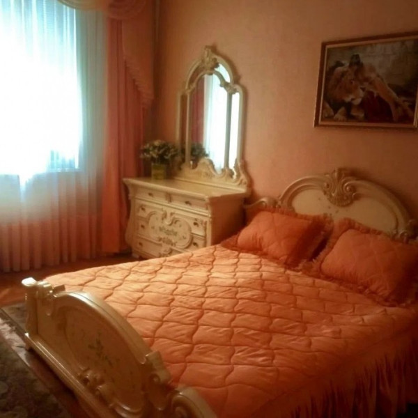 Фото Продам 4х комнатную квартиру, ВВАУШ, Сталинка